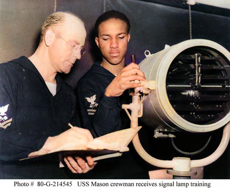 Images_Learn/13_WC_1965_US_Navy_Signal_lamp_training.jpg