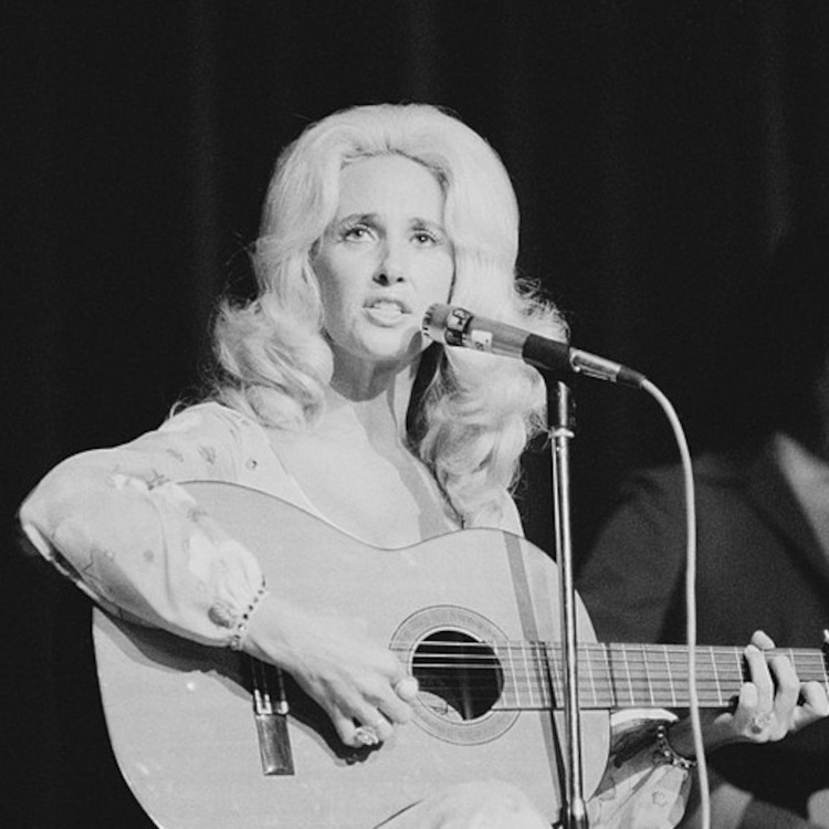 Images_Music/WC_Music_4_C_and_W_Smooth_Michael_Putland_Tammy_Wynette_1975.jpg