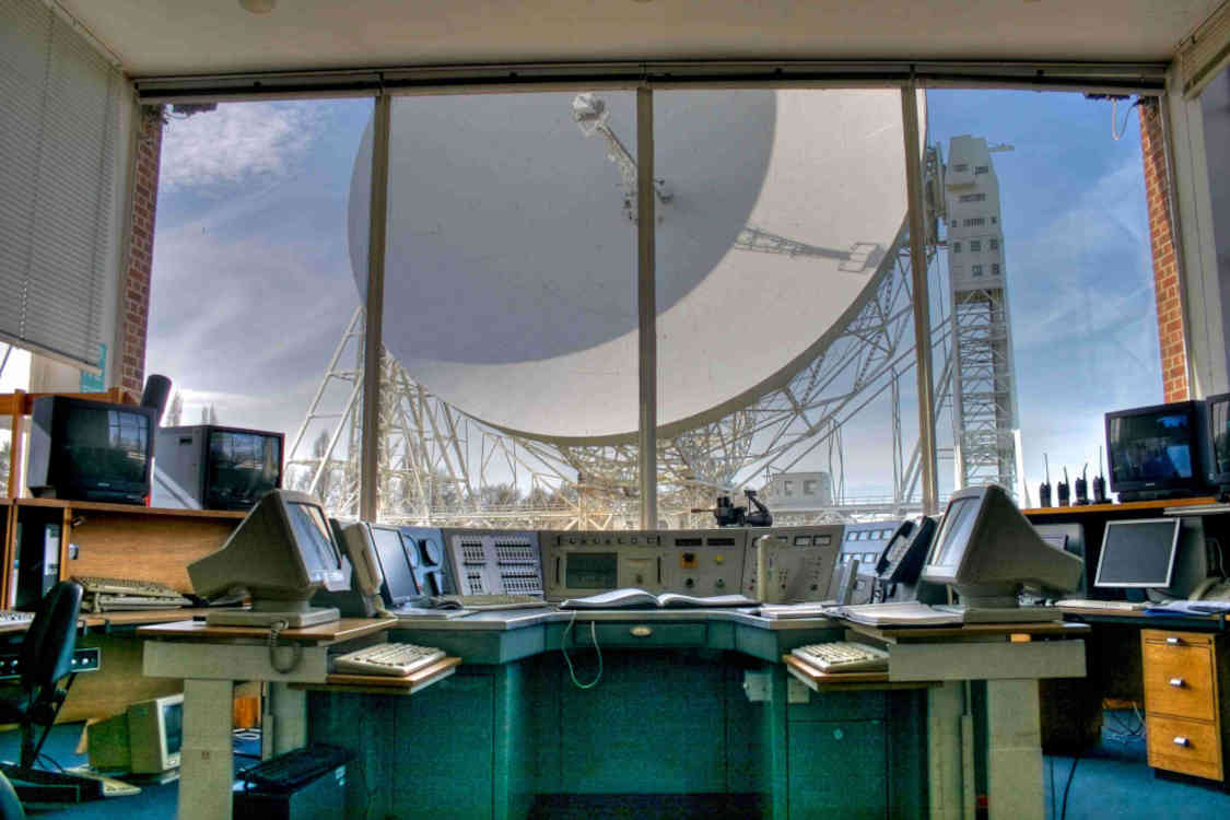 images_my_ideas_16-1/16_WC_Mike_Peel_Jodrell_Bank_control_room.jpg