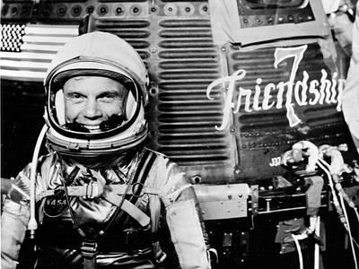 images_my_ideas_16-5/16_NASA_John_Glenn_with_Friendship_7.jpg