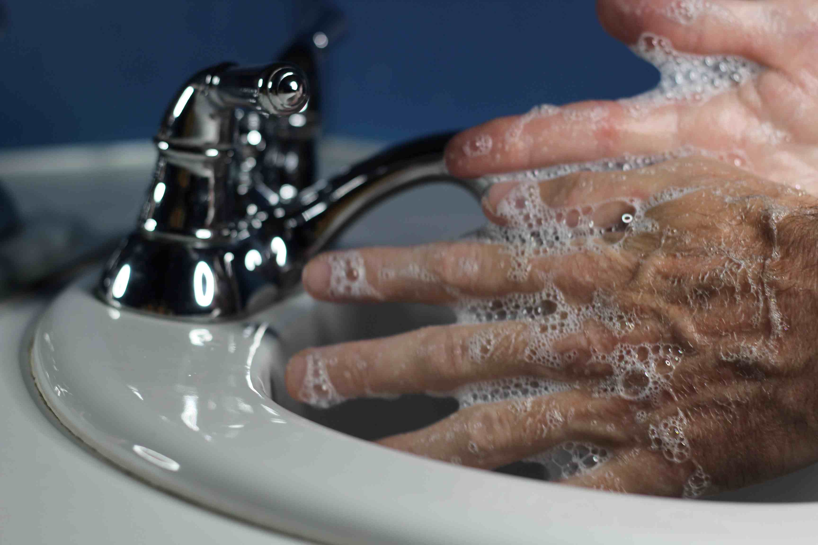 images_my_ideas_23/23_WC_MarkBuckawicki_Hand_washing_man.jpg