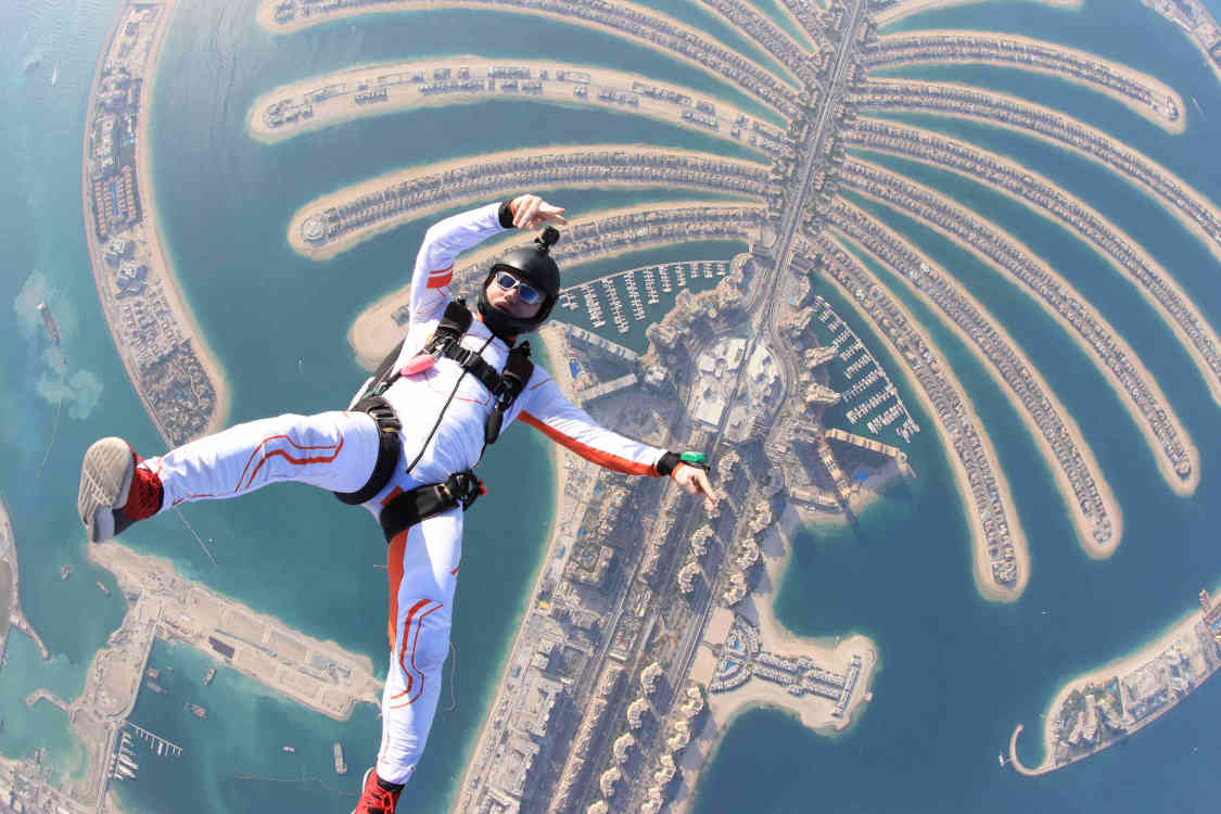 images_my_ideas_38/38_SHUT_dubai_parachutist.jpg