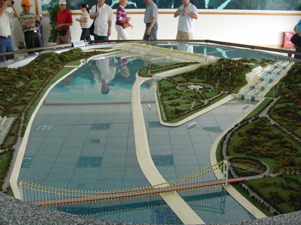 images_my_ideas_8/8_WC_Sharon_Nardo_Three_Gorges_Dam_model.jpg